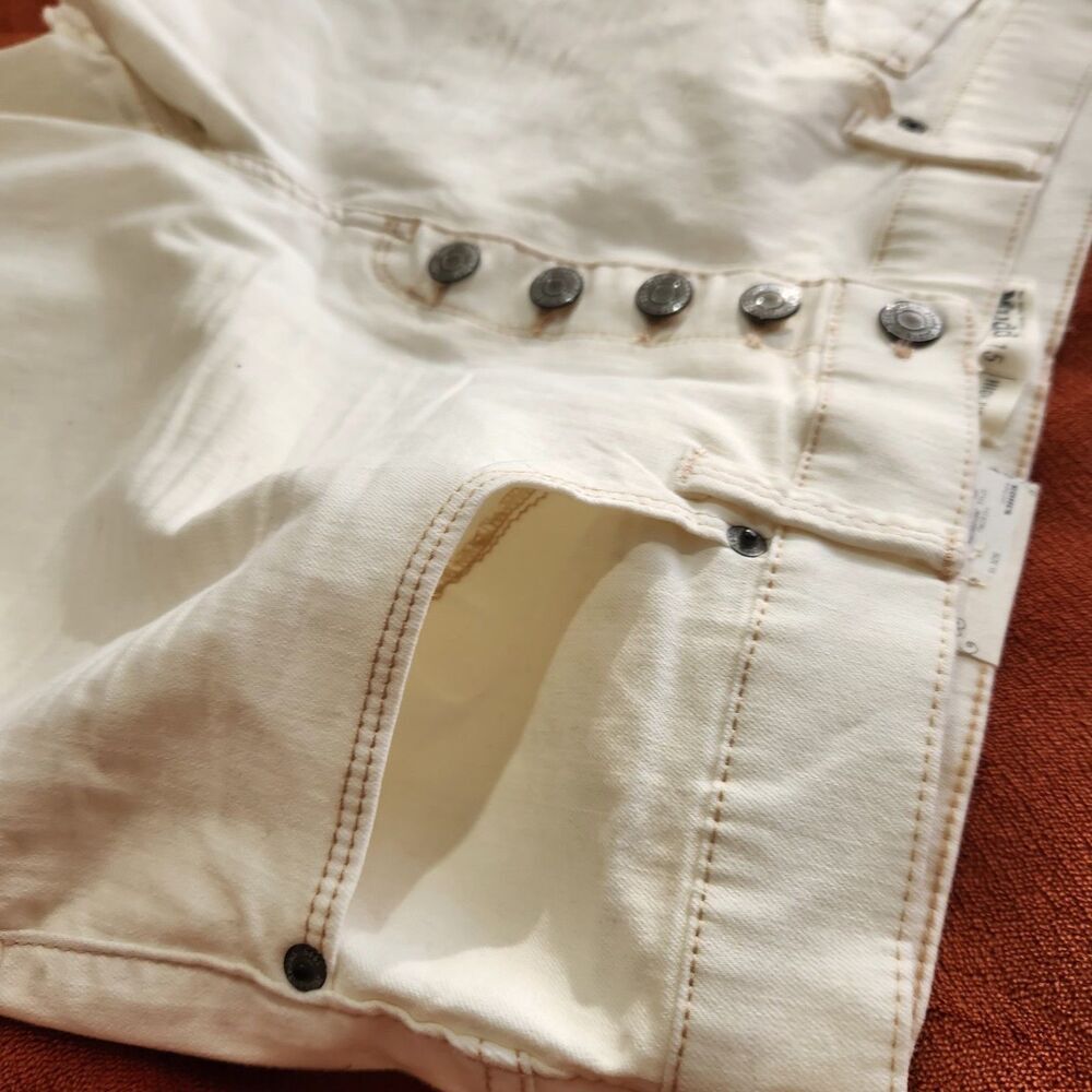 Mudd Womens Shorts Size 15 Ivory Stretch High Rise Midi Front Buttons - Picture 10 of 12